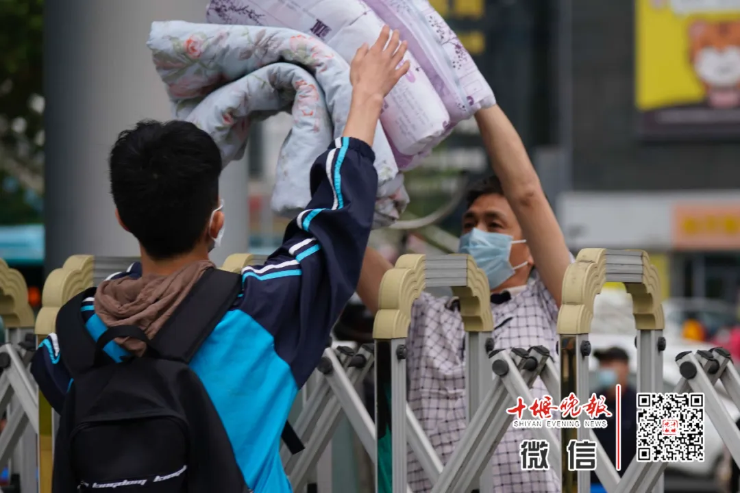 今天开学！刚刚在十堰这些学校拍下，这一幕等了太久