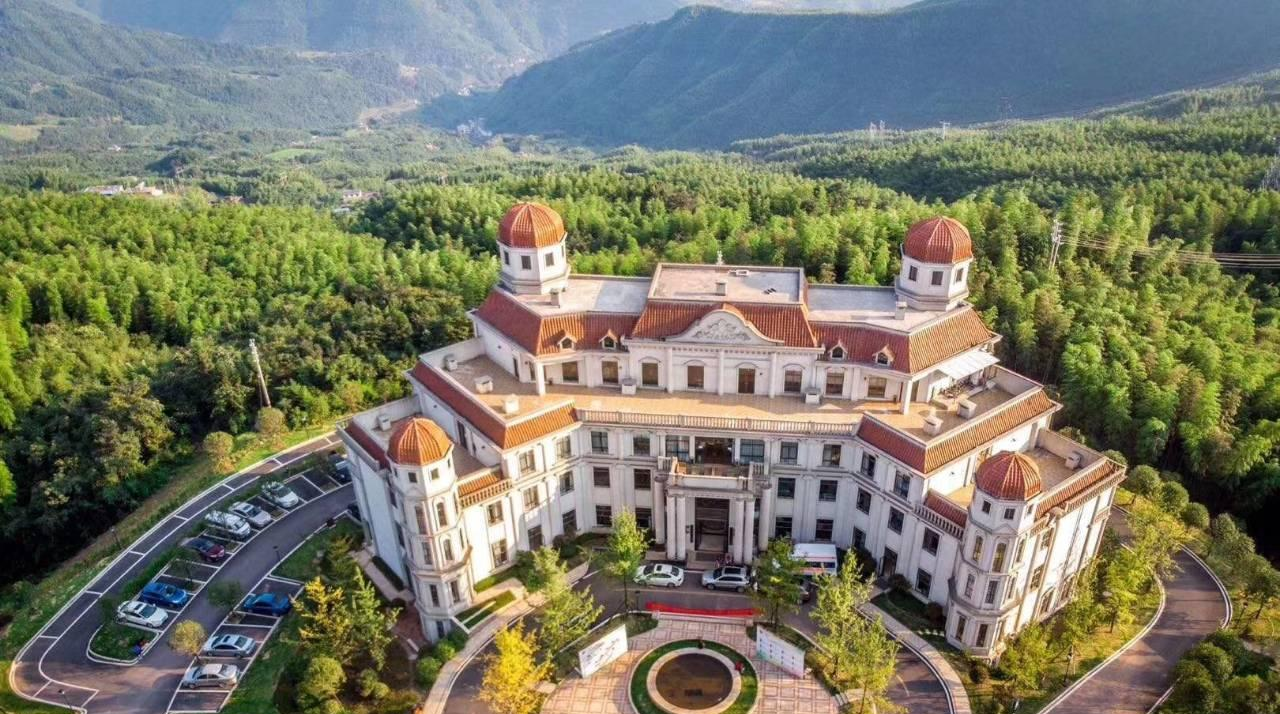 天鹅堡医院天鹅堡避暑社区无论是绿化,公共设施和管理都比较到位,周围