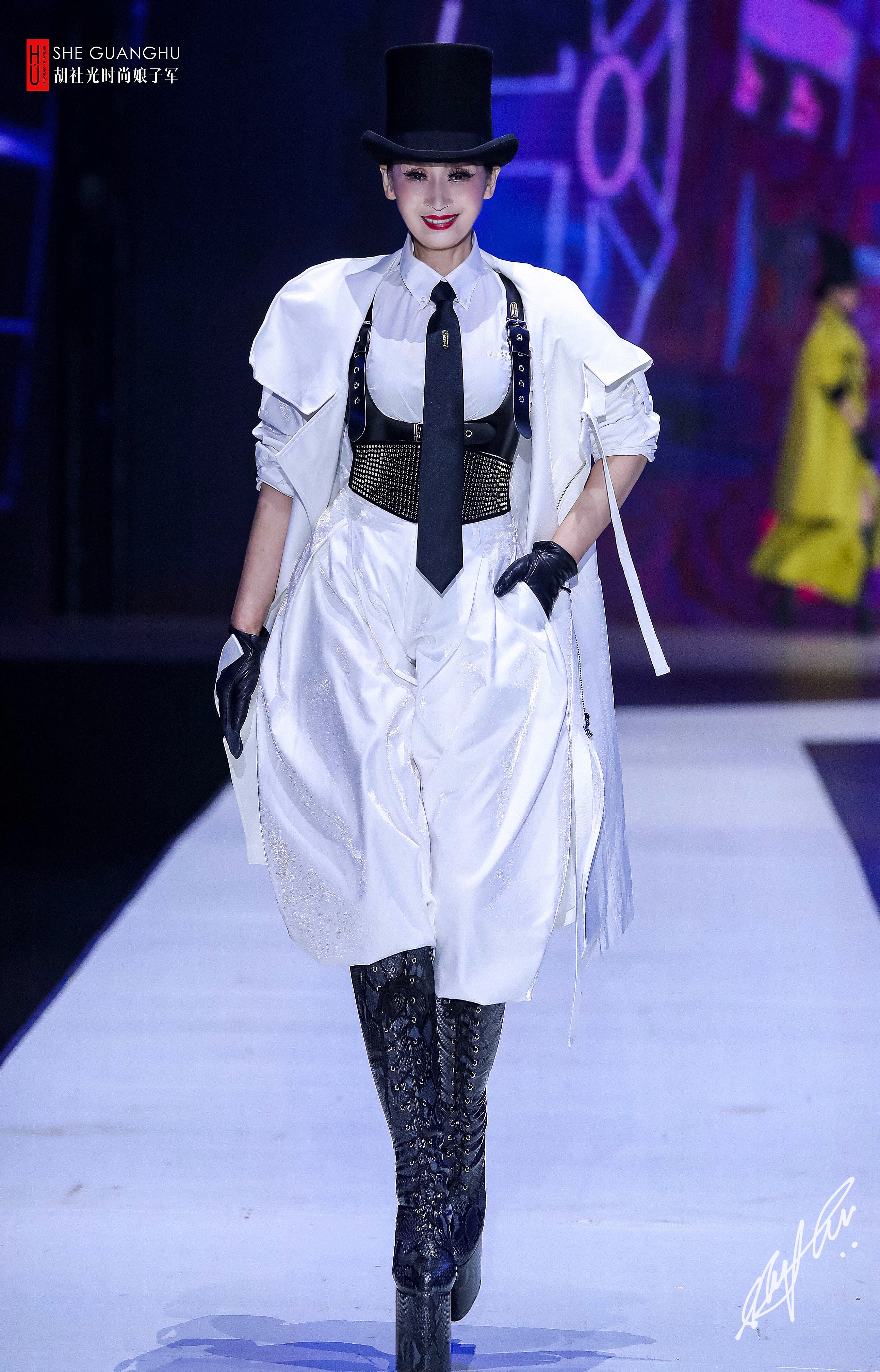 作“21世纪的赫本”胡社光时尚娘子军展示中国当代女性魅力