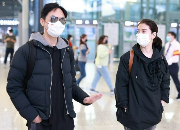 袁咏仪气质感真好，穿黑色上衣朴素却不普通，50岁女人该好好学学