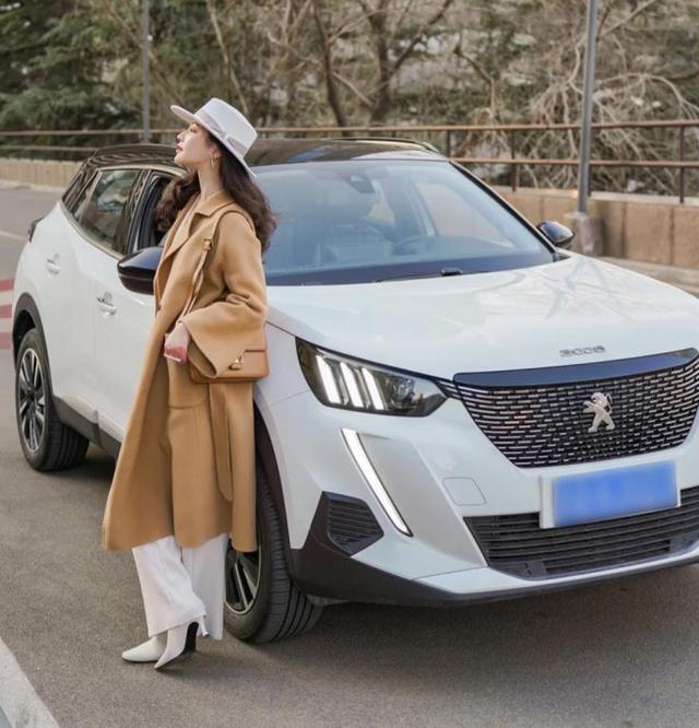 羊绒大衣配什么裤子好看图片（入冬必备的羊绒大衣穿搭）