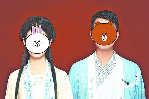 新人用汉服照登记结婚被拒，网友吵翻！当地民政局回应：不是汉服问题，是头发不行