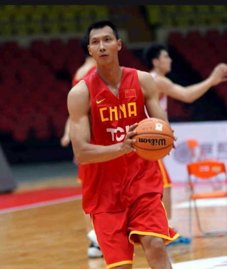 为什么nba球员壮(NBA运动员的肌肉为什么这么多？原因很简单，看易建联就知道了)