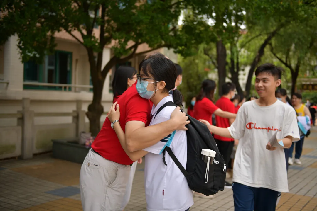 难忘老师 感恩亲人——佛山南海中学分校2020届高三学子高考凯旋