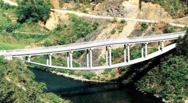 湖南一大桥全程没桥墩，被载入桥梁史册，设计师逆袭成高级工程师