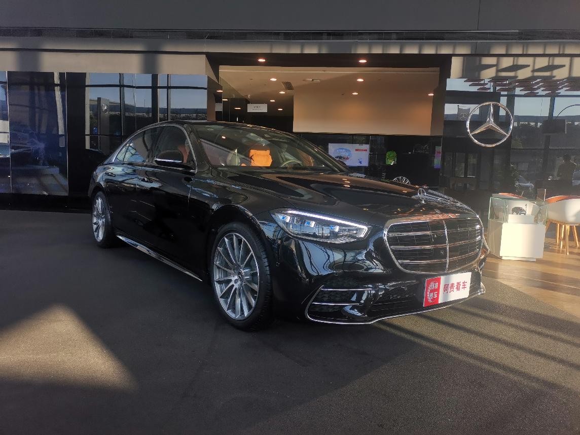 实拍奔驰S级S500L 4MATIC 车长超5米3 一坐进去就舍不得下来了