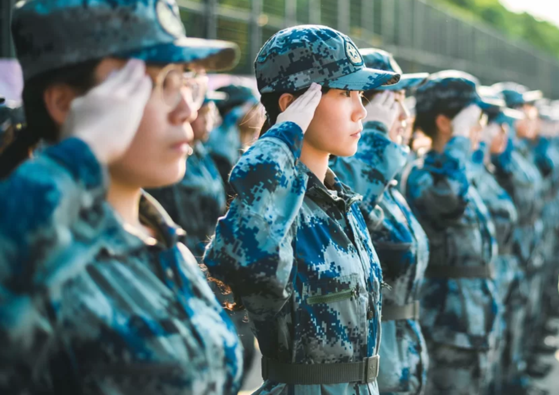 清华军训照流出，英姿飒爽不输军人风采，魔鬼式训练让人望而生畏