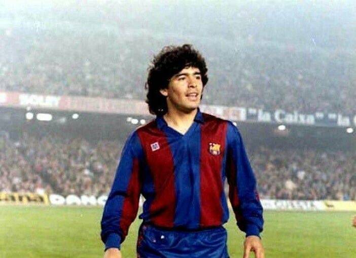 迄今为止只有三名巴萨球员享受过这样的殊荣,马拉多纳,罗纳尔迪尼奥