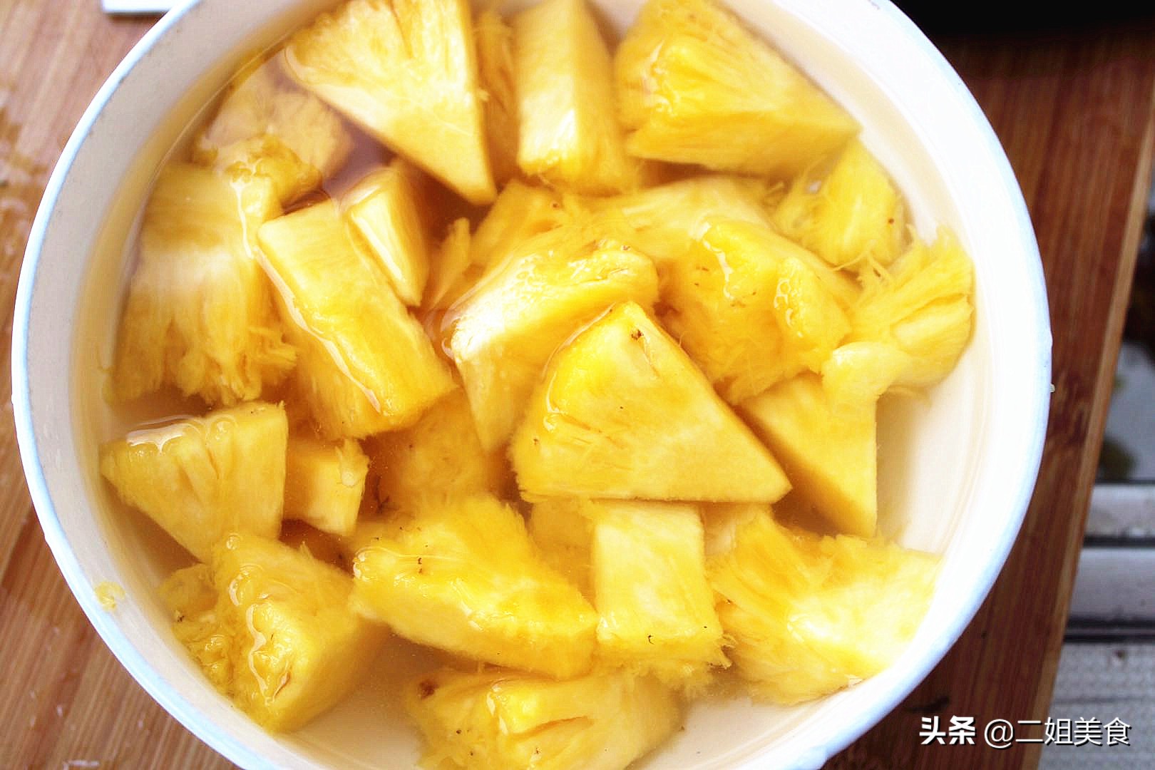 切菠萝很麻烦?教您一招,快速切开菠萝,不用买现成的了