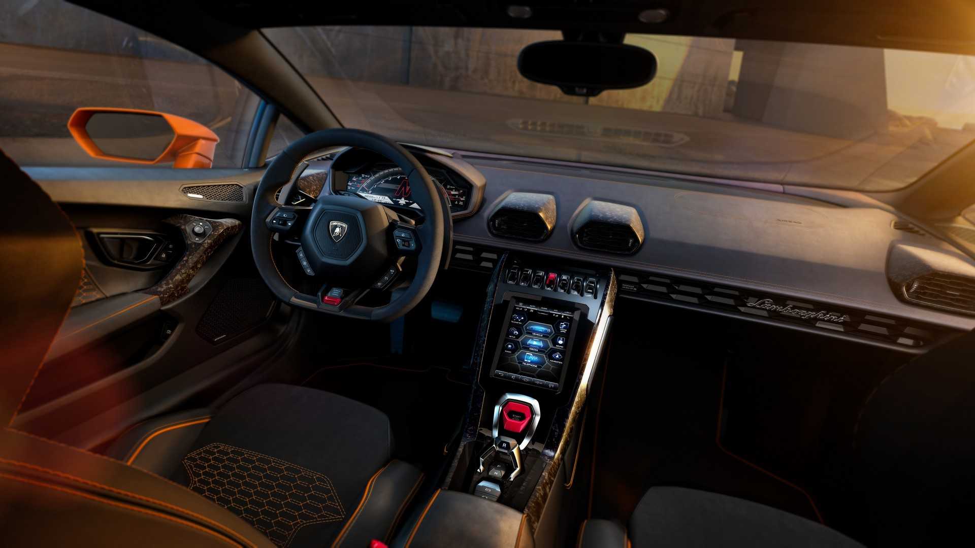 新款EVO跑车上线，国内售价329.81万，内饰新增8.4寸触摸屏