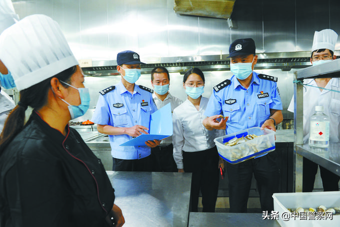 莘莘学子乘风破浪 公安民警全力护航