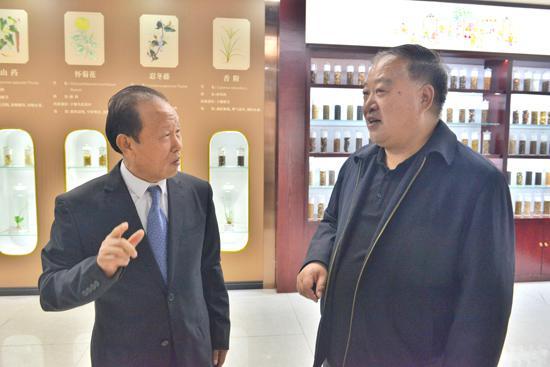 李长文一行到河南推拿职业学院调研：抓住机遇传承中医药文化精华