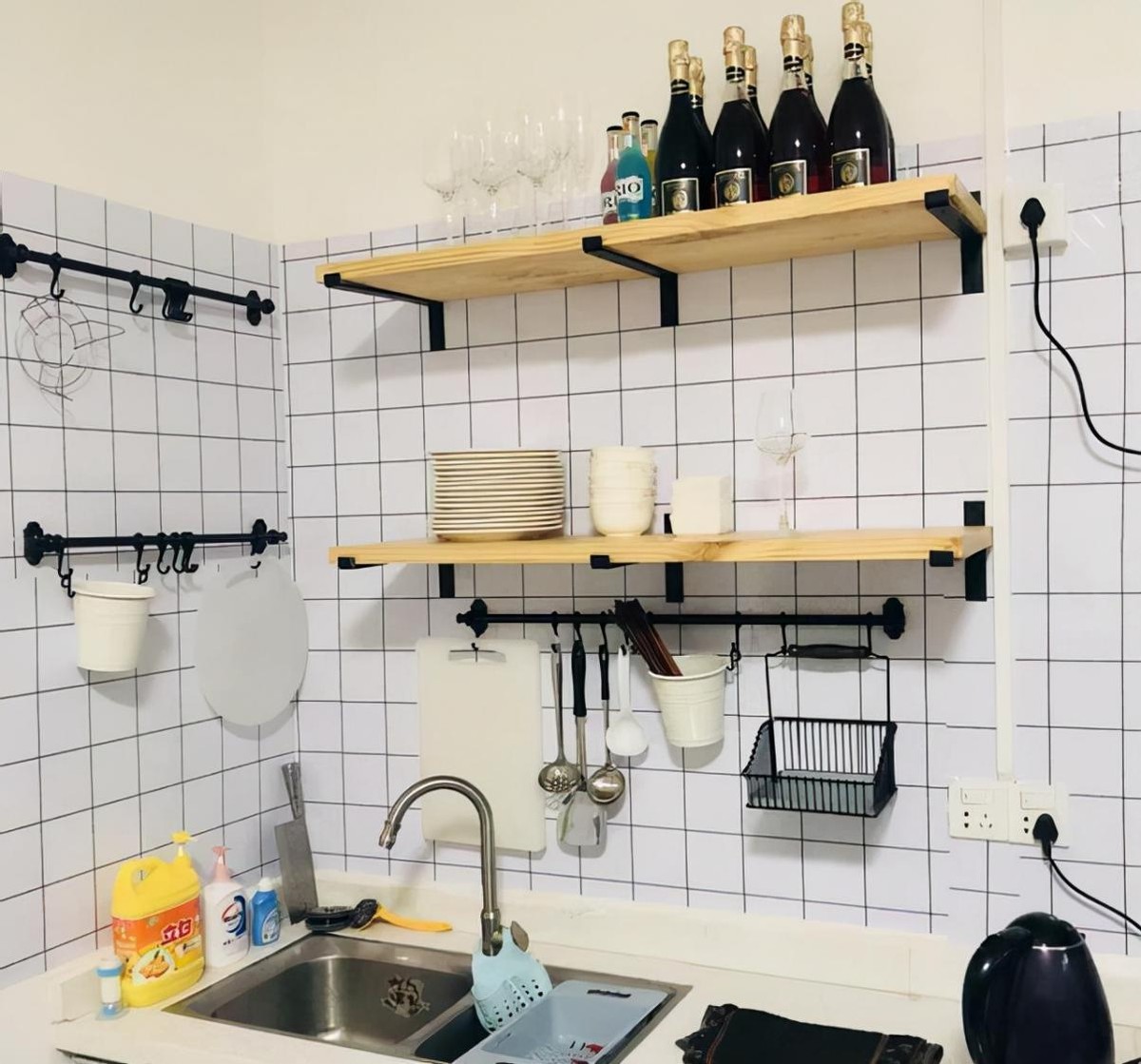 厨房别再做吊柜了，如今流行这样的设计，实用还省钱