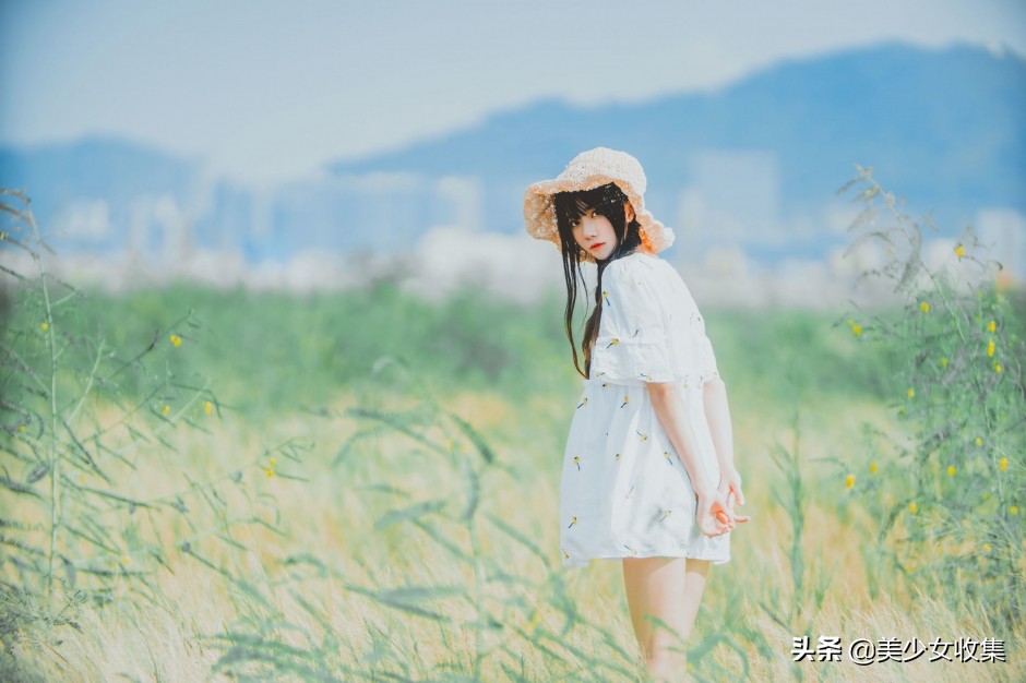 田野上的漂亮女生,绑双麻花辫,唯美清新