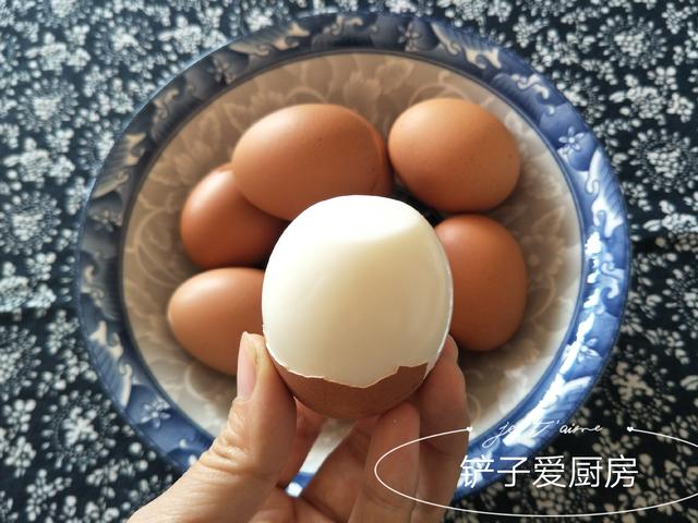 煮鸡蛋时，蛋壳总是裂开？多加1步，鸡蛋个个完整，壳一碰就掉