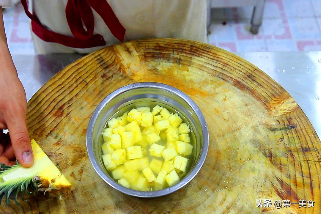 菠萝饭的家常做法，酸甜开胃，每一口都又浓浓的菠萝香