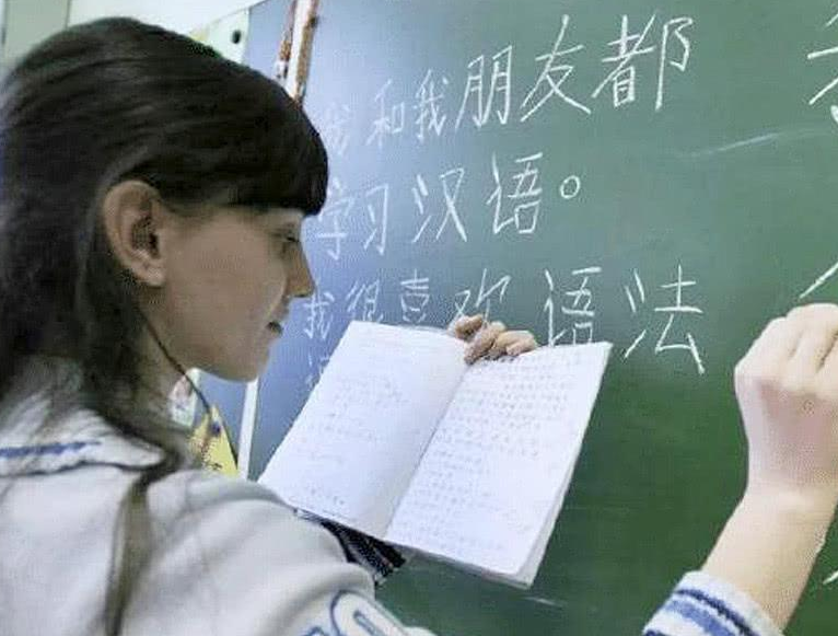 俄罗斯把汉语纳入高考，看到考题中国学生笑出声，友谊的小船翻了