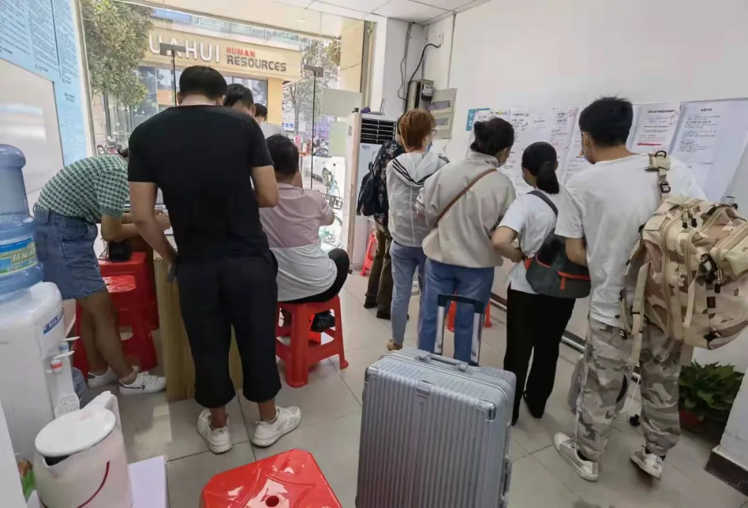 一会做工人，一会送外卖，职业教育没能帮到这群人