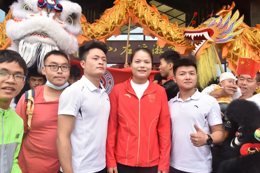 奥运冠军徐诗晓携家人游览上饶灵山