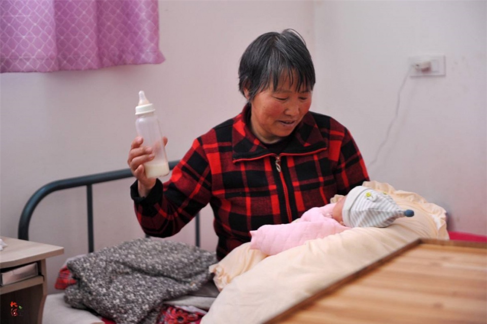 奶奶喂辅食容易"瞎勤快",为孩子健康,妈妈别怕得罪老人快制止