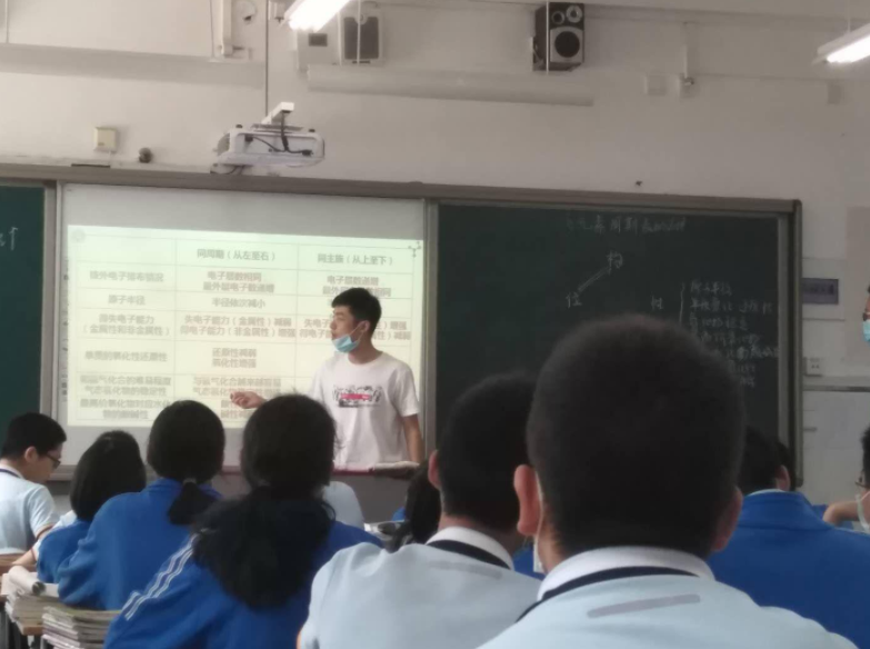大学教师看着风光无限，其实并非如此，月薪5000且无编制才是常态