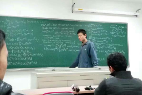 北大数学天才韦东奕又火了，每月生活费仅300，板书堪称视觉盛宴