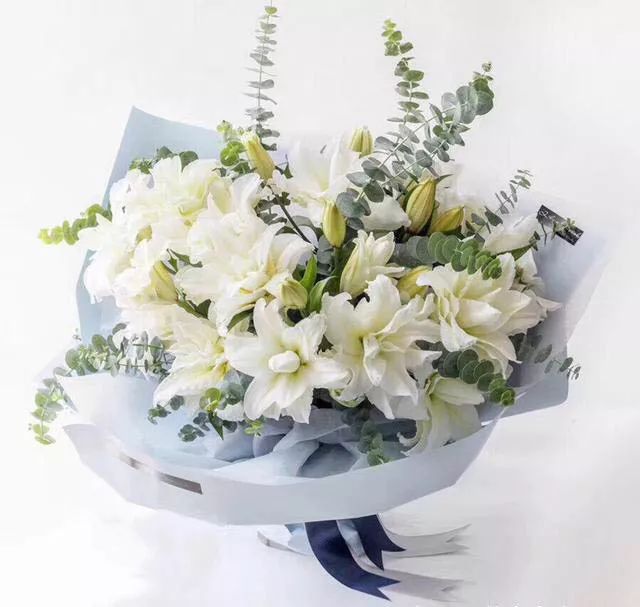 清新大气的白色重瓣百合搭配复古的花瓶放在客厅一角也别具一格*重瓣