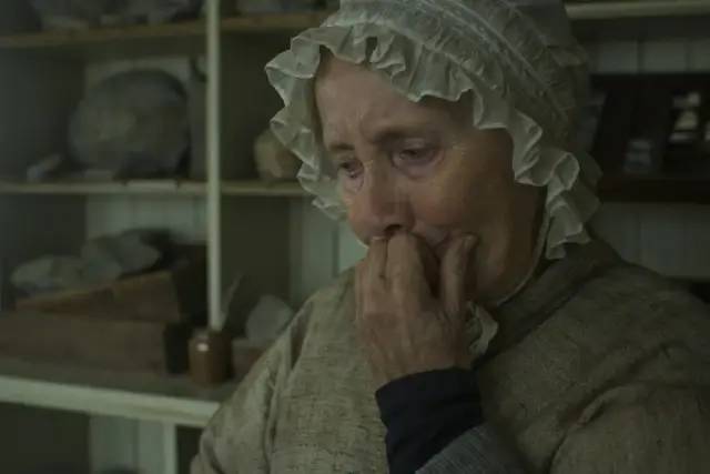 都在关注《菊石》的大尺度，其实更该看到，那个时代对女性的不公