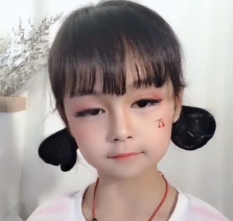 小学生"化妆"火了,模仿妈妈上粉底,眼影,看到"成品"后爱了