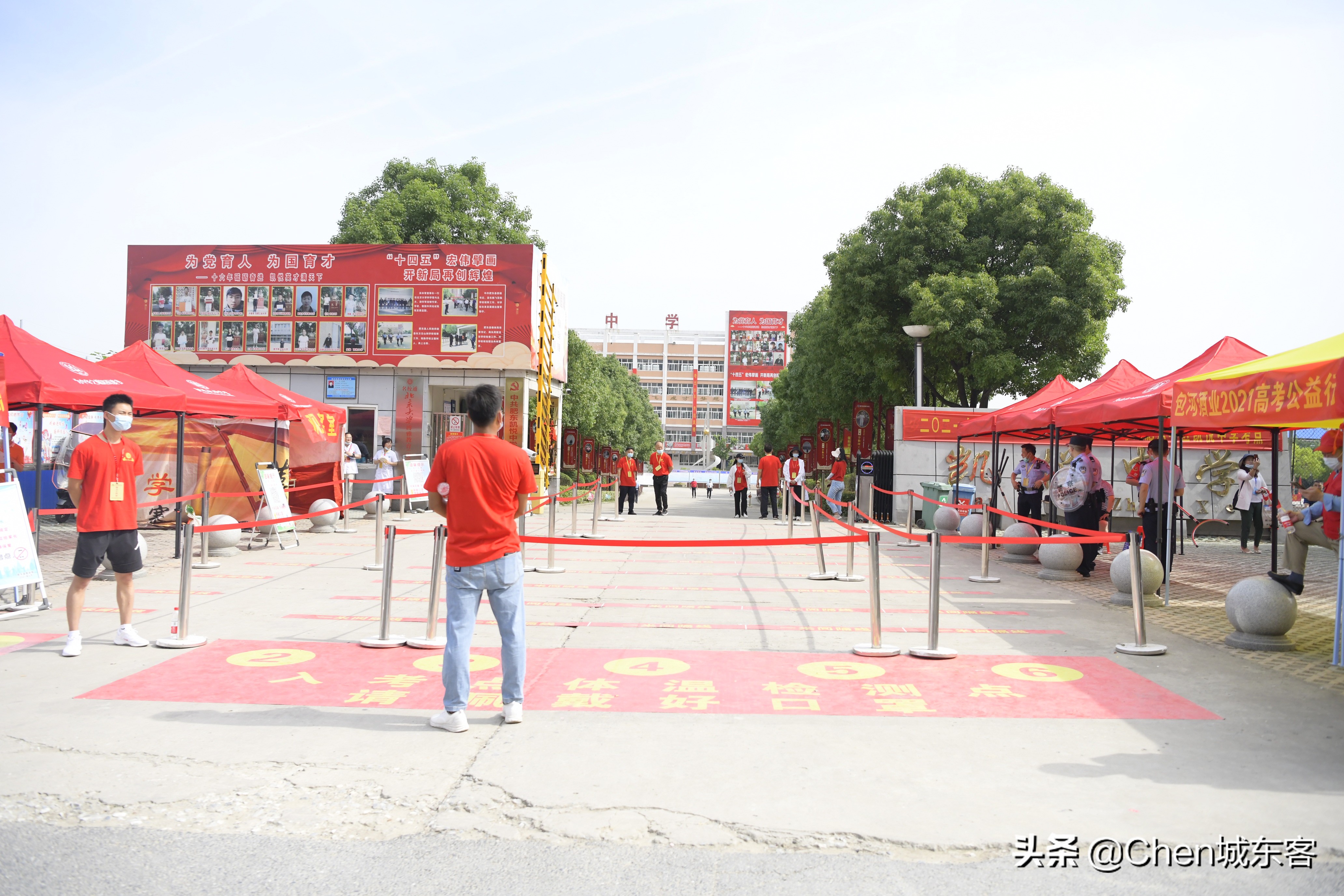 助力高考志愿服务｜肥东七个考点校周边那道亮红风景线