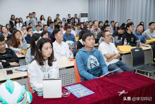 大一新生开学后举办新生班会，为留下好印象，应该如何自我介绍？