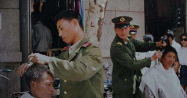 “兵王”王忠心：妻子“笑话”只长胡子不长职位，退役后过得如何