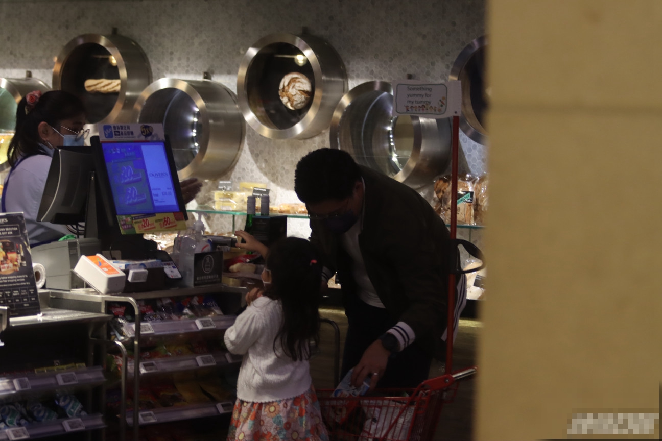 霍启刚抱四岁女儿买珠宝为晶晶庆生，两父女逛超市选购蛋糕白酒