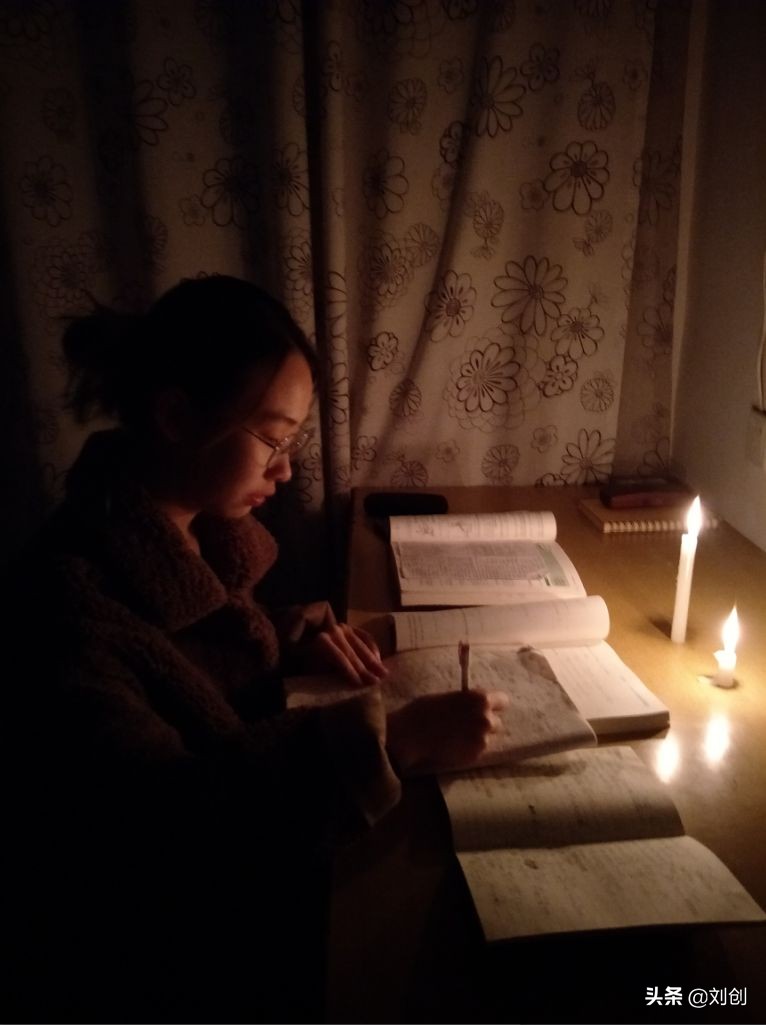 疫情期间大学生在家学习：你专注的样子真好看