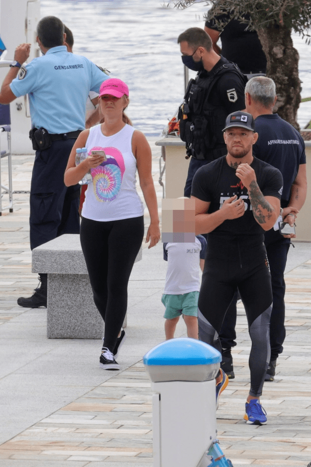 康纳对得起养自己8年的妻子