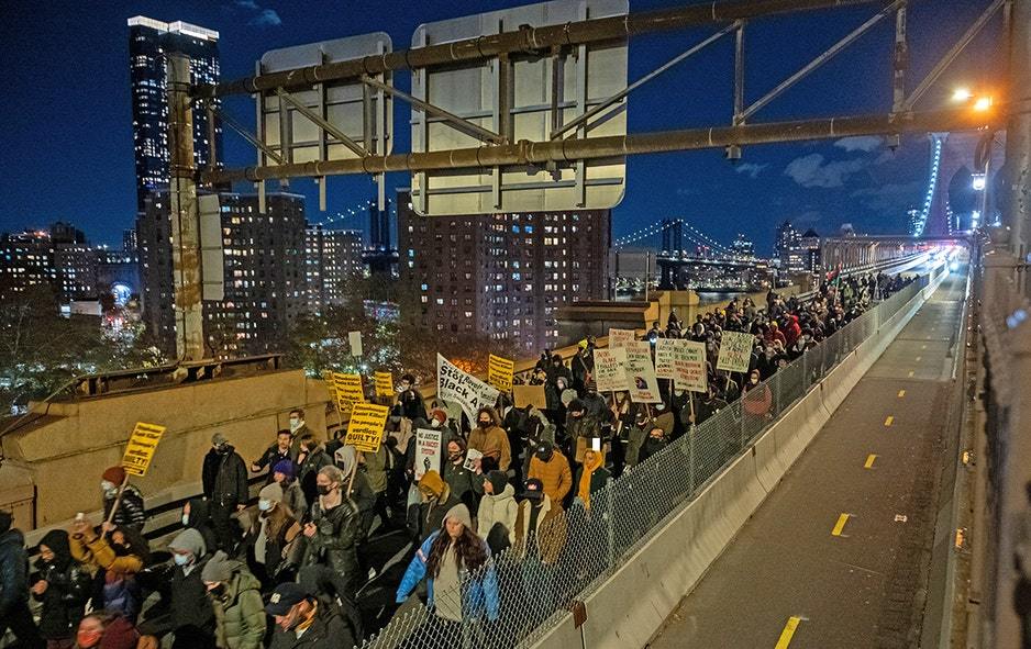 全乱了？澳10万人示威，欧洲多国抗议游行，美国“风景线”再现