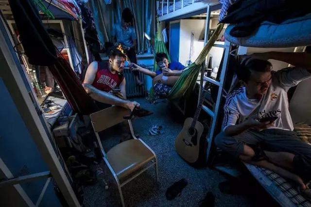 四川高校女生拍视频走红，网友：你们宿舍不和谐，有两个未入镜