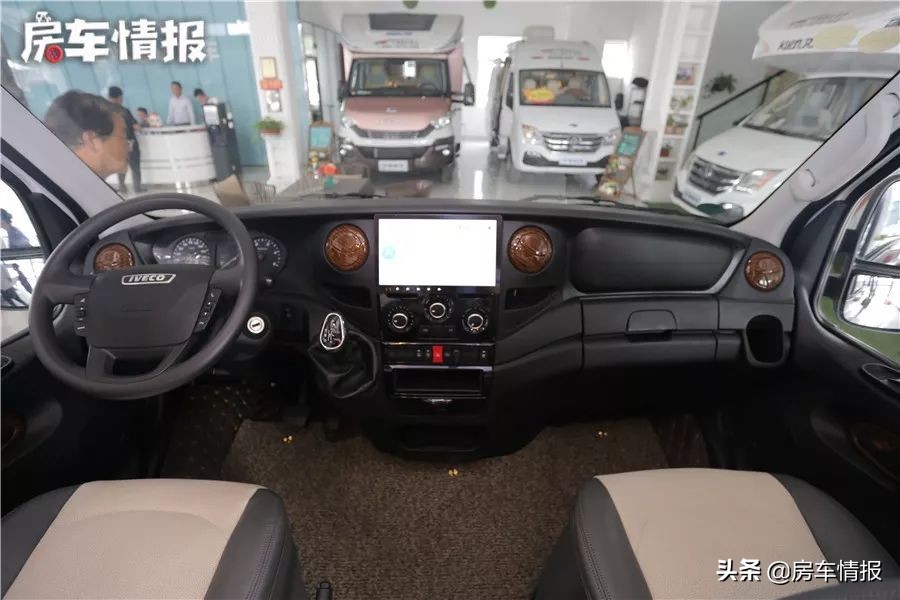 宇通依维柯B型房车2+3式布局，超大天窗，内饰豪华，适合3口之家
