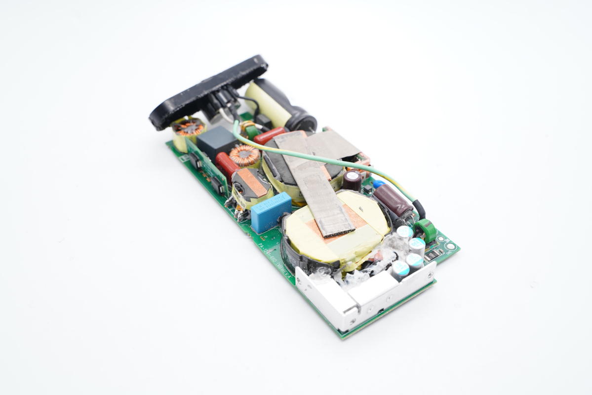 外星人筆記本電腦標配240W電源拆解，內置氮化鎵黑科技，用料豪華