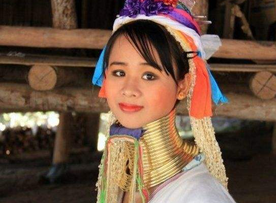 泰国游观察长颈族美女，去除铜圈后样子，脖子会断吗？