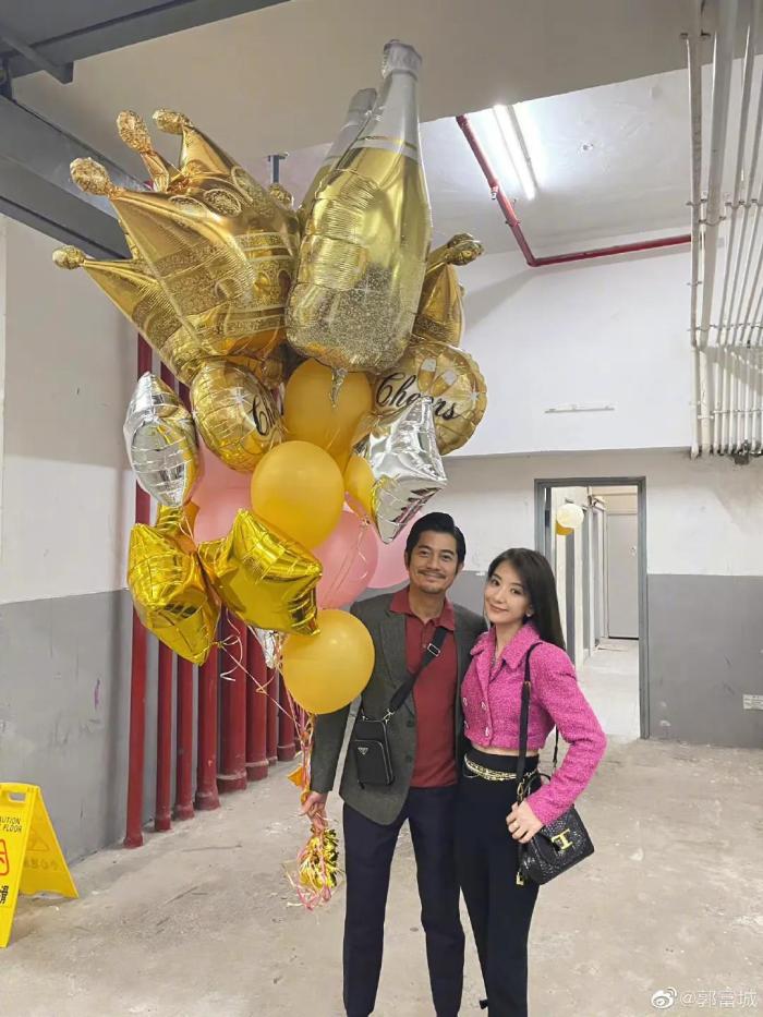 方媛晒母女三人美照，大宝长发及腰气质甜美，小宝鼻子嘴巴像妈妈