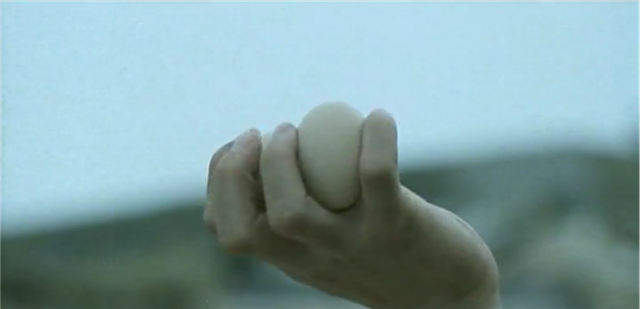 1977年，两大腿王拍了《鹰爪铁布衫》：捏碎鸡蛋的画面记忆至今