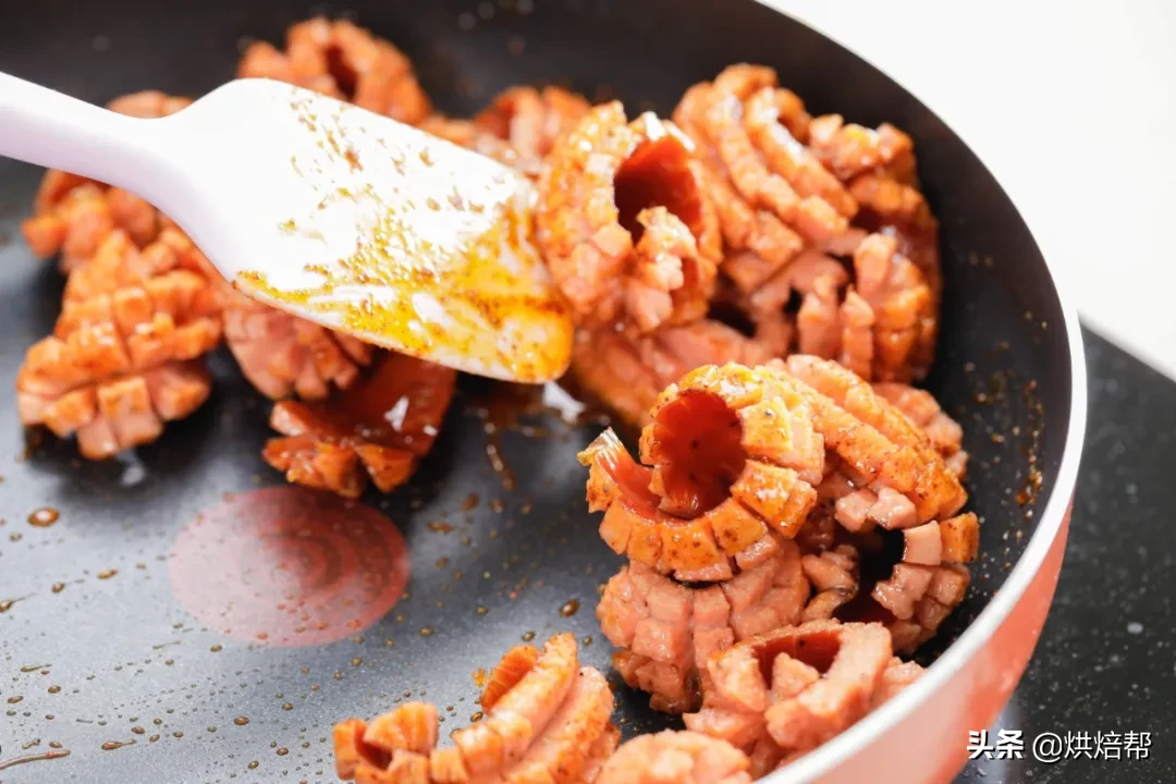 香肠仿制鱿鱼花，在家撸串也不错，鲜香麻爽停不下来