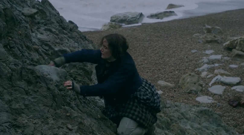 都在关注《菊石》的大尺度，其实更该看到，那个时代对女性的不公