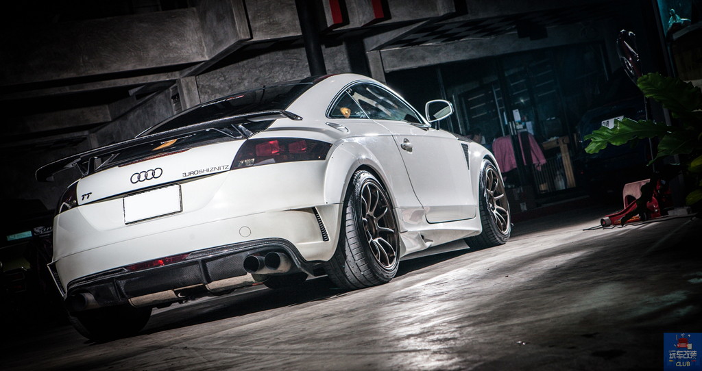 被"碳纤维"包围的奥迪tt,极为养眼的帅气姿态