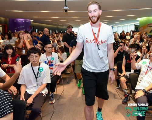 有哪些nba来过泉州(NBA巨星戈登·海沃德登陆福建 特制四果汤征服球迷)