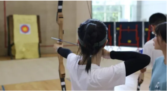 四川神仙高校：超20个食堂，宿舍三室一厅，有专属地铁站！网友：五星级体验！