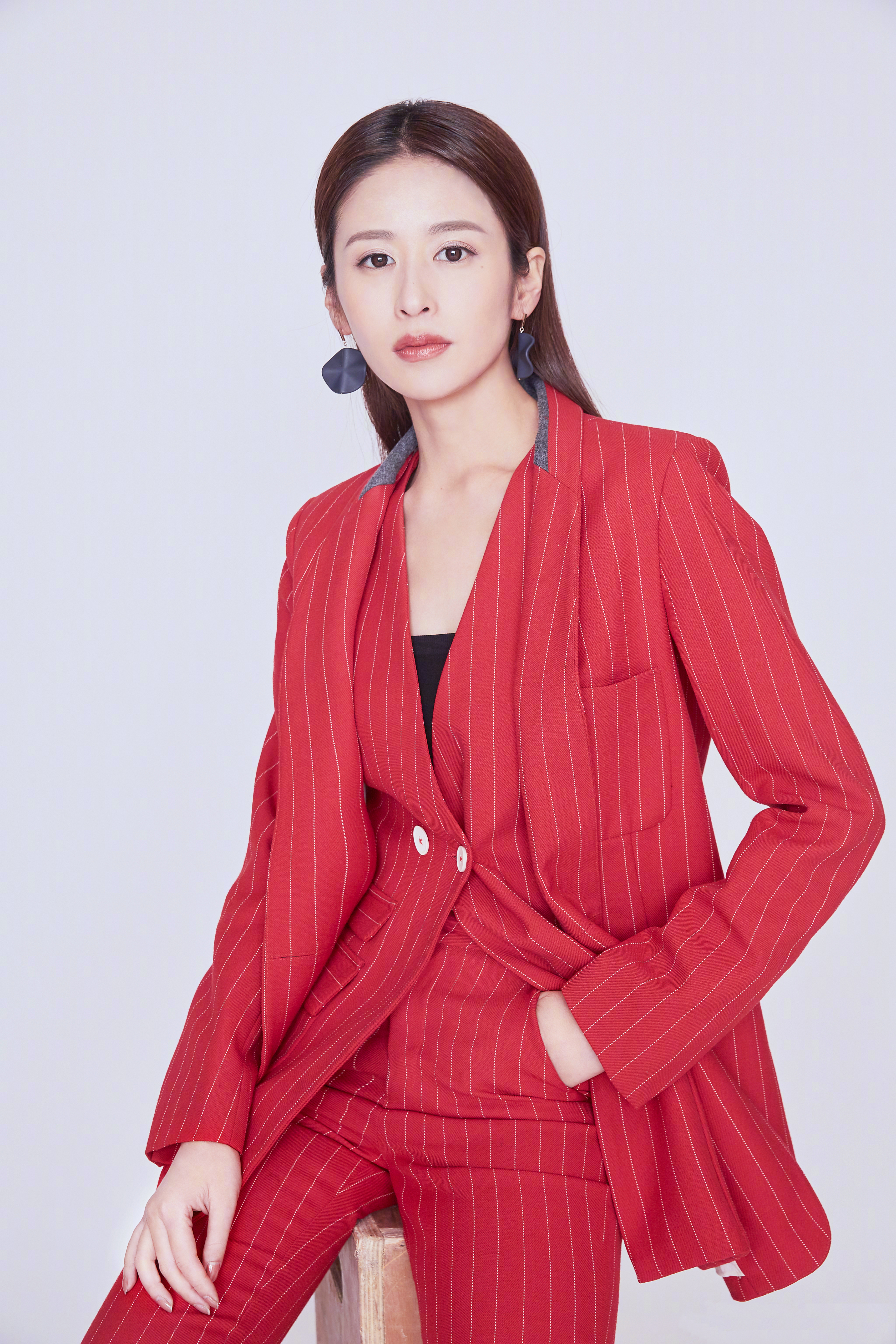 杂草女孩颖儿逆袭为女神，父母为了培养她差点离婚