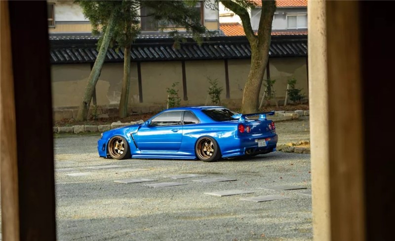 一台我们可以“仔细打量改装”的日产战神GTR R34 !