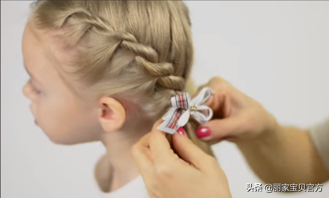 来给孩子花时间搭理头发,介绍以下几款都是几分钟就能搞定的女宝发型